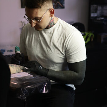 Artista del tatuaje Levente Vacsi