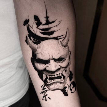 Artista del tatuaje Anisa Bumazhenko