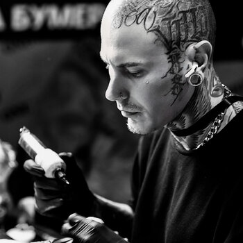 Artista del tatuaje Aleksey Titov