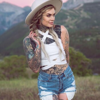 Artista del tatuaje Autumn Hudson