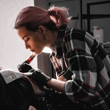 Artista del tatuaje Karyna Pulcho