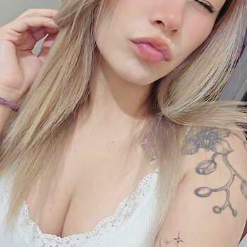 Artista del tatuaje Janine Quintanilla