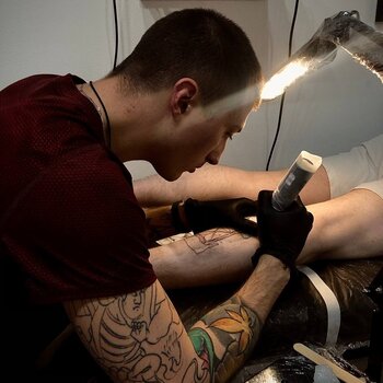 Artista del tatuaje Victor Dolgalev