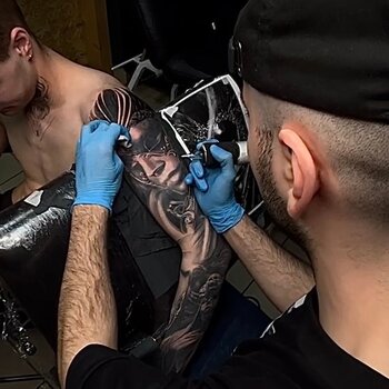 Artista del tatuaje Timur Yusupov 