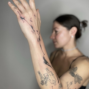 Femenino Negro Vanguardista tatuaje en Antebrazo #72766 | Tattoo Artist Mary Nepostaeva