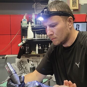 Artista del tatuaje Andrey Shapovalov 