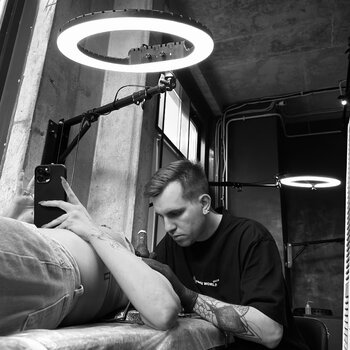 Artista del tatuaje Aleksandr Kuchin