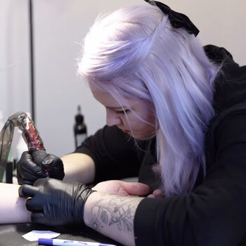 Artista del tatuaje Becci | Eisvogel Tattoo