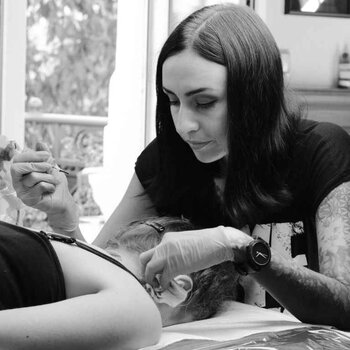 Artista del tatuaje Monika Ochman