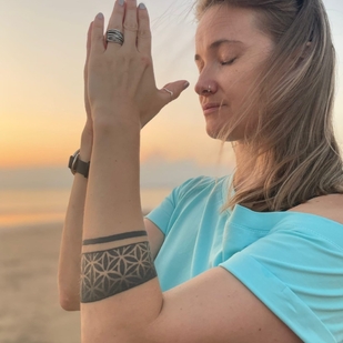 Femenino Negro y Gris Ornamental tatuaje en Antebrazo #73981 | Tattoo Artist Ioann Leo ( LEO-VAN )