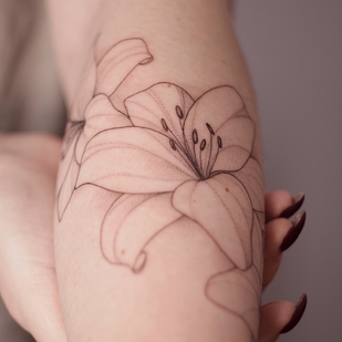 Femenino Negro Fineline tatuaje en Antebrazo #59643 | Tattoo Artist Anastasiya Kovyazina