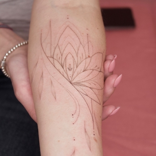 Femenino Negro Fineline tatuaje en Antebrazo #59660 | Tattoo Artist Anastasiya Kovyazina