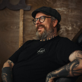 Artista del tatuaje Ilari Musta