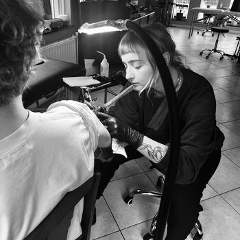 Artista del tatuaje Mickey Ink