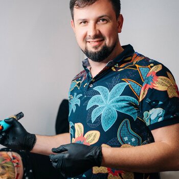 Artista del tatuaje Aleksandr Mayer