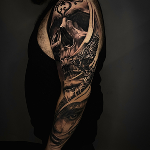 Masculino Negro y Gris Realismo tatuaje en Manga #77833 | Tattoo Artist Aleksey Titov