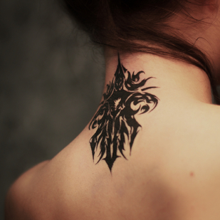 Femenino Negro Lettering tatuaje en Cuello #78931 | Tattoo Artist Alexander Rebel