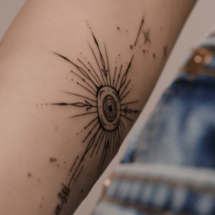 Femenino Negro Ornamental tatuaje en Antebrazo #79920 | Tattoo Artist DARI INK