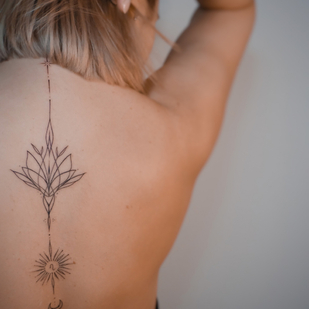 Femenino Negro Ornamental tatuaje en Espalda #79928 | Tattoo Artist DARI INK