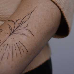 Femenino Negro Ornamental tatuaje en Antebrazo #79935 | Tattoo Artist DARI INK