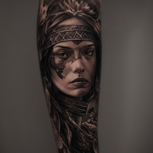 Femenino Negro y Gris Retrato tatuaje en Espinilla #81527 | Tattoo Artist Aleksey Titov