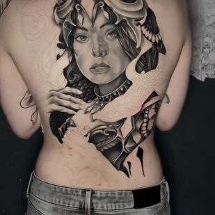 Femenino Negro y Gris Realismo tatuaje en Espalda #81722 | Tattoo Artist Maxim Markov