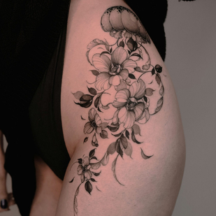 Femenino Negro  tatuaje en Muslo #81842 | Tattoo Artist ARTY