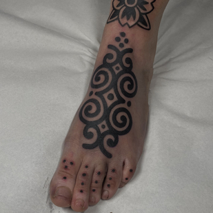 Masculino Negro Ornamental tatuaje en Pie #81980 | Tattoo Artist Lilentatt