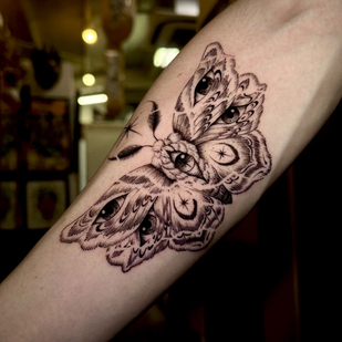 Masculino Negro Gráfico tatuaje en Antebrazo #81991 | Tattoo Artist Yoshi