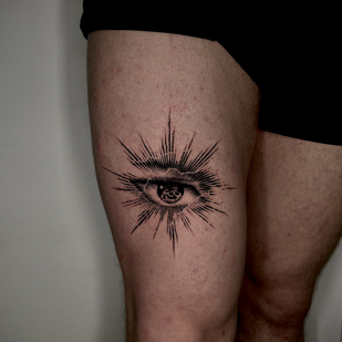 Masculino Negro Grabado tatuaje en Muslo #81995 | Tattoo Artist Yoshi