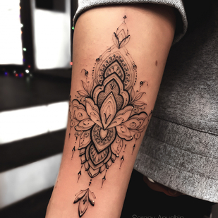 Femenino Negro Estilo del Autor tatuaje en Antebrazo #82435 | Tattoo Artist Sergey Anuchin