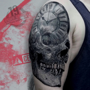 Masculino Negro y Gris Realismo tatuaje en Hombro #82586 | Tattoo Artist Anton Kozlovskih