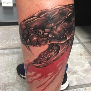 Masculino Negro Realismo tatuaje en Espinilla #82629 | Tattoo Artist Aleksey Shitov