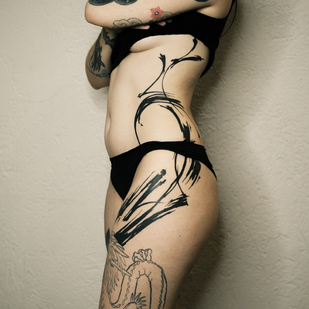 Femenino Negro Abstracto tatuaje en Lado #82900 | Tattoo Artist Mary Nepostaeva