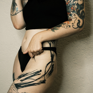 Femenino Negro Abstracto tatuaje en Lado #82902 | Tattoo Artist Mary Nepostaeva