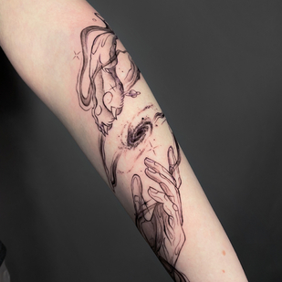 Femenino Negro Gráfico tatuaje en Antebrazo #83038 | Tattoo Artist Victoria Maslova