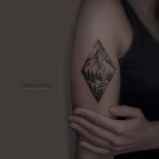 Femenino Negro y Gris Gráfico tatuaje en Hombro #83502 | Tattoo Artist Anton Kurochkin