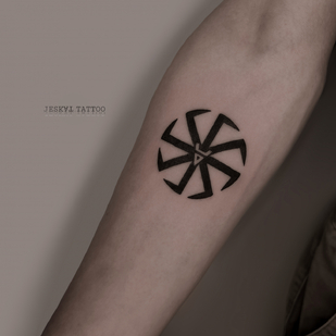 Masculino Negro Gráfico tatuaje en Antebrazo #83504 | Tattoo Artist Anton Kurochkin