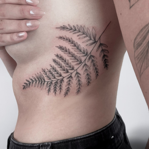 Femenino Negro  tatuaje en Lado #86706 | Tattoo Artist Daria Galina