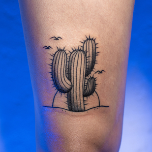 Femenino Negro y Gris Old School tatuaje en Muslo #85123 | Tattoo Artist Dmitrii Ostanin