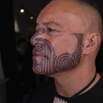 Lance Ngata es un artista de Ta Moko y guardián de las tradiciones maoríes