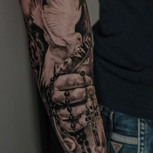 Masculino Negro y Gris Realismo tatuaje en Antebrazo #85284 | Tattoo Artist Mariia Agafonova