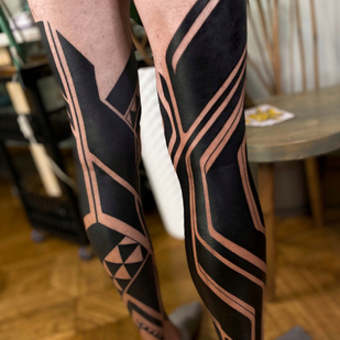 Masculino Negro Blackwork tatuaje en Pierna #84374 | Tattoo Artist Maxim Desnev