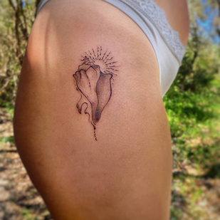 Femenino Negro y Gris Ilustrativo tatuaje en Muslo #85744 | Tattoo Artist May