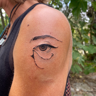 Femenino Negro y Gris Ilustrativo tatuaje en Hombro #85751 | Tattoo Artist May