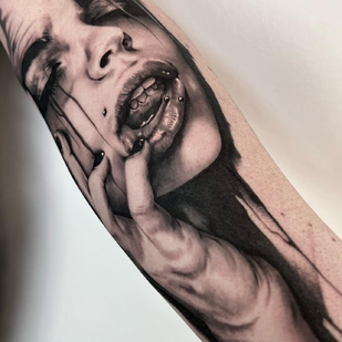 Masculino Negro y Gris Realismo tatuaje en Antebrazo #86067 | Tattoo Artist Michelle Vestergård Andersen