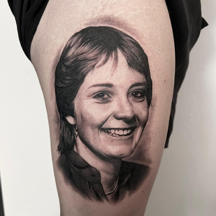 Masculino Negro y Gris Retrato tatuaje en Muslo #86077 | Tattoo Artist Michelle Vestergård Andersen