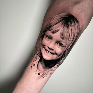 Masculino Negro y Gris Retrato tatuaje en Antebrazo #86080 | Tattoo Artist Michelle Vestergård Andersen