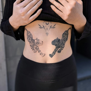 Femenino Negro Fineline tatuaje en Estómago #85763 | Tattoo Artist Saskia Patrice