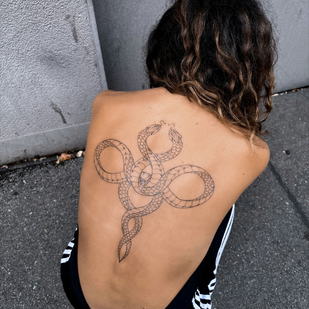 Femenino Negro Fineline tatuaje en Espalda #85775 | Tattoo Artist Saskia Patrice